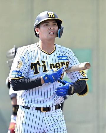 　３回、空振り三振に倒れてベンチに戻る井上（撮影・北村雅宏）