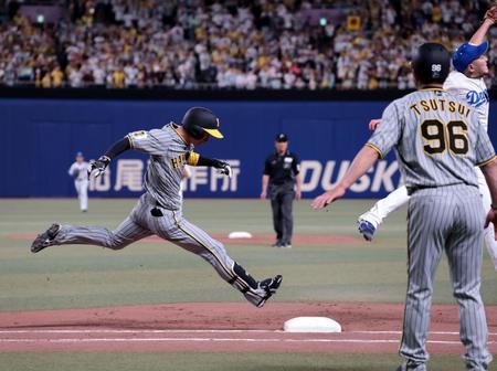 　８回、同点適時内野安打を放ち一塁へ駆け込む近本（撮影・山口登）