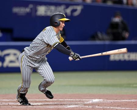 　８回、同点適時内野安打を放つ近本（撮影・山口登）