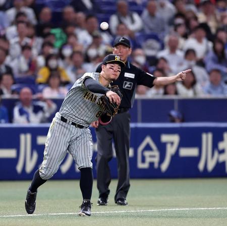 　１１回、中田の打球を捕球し一塁へ悪送球する佐藤輝（撮影・山口登）