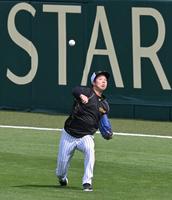 　入念にキャッチボールする青柳（撮影・北村雅宏）