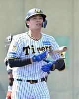 　３回、空振り三振に倒れてベンチに戻る井上（撮影・北村雅宏）