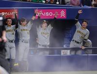 　８回、同点に追いつきベンチで喜ぶ青柳（中央右）＝撮影・山口登