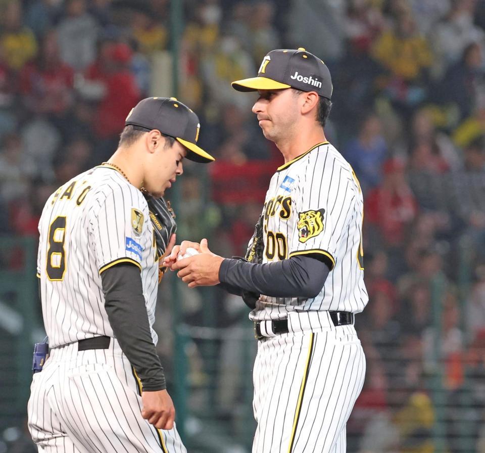 　９回、田村に先制適時三塁打を許し、佐藤輝（左）に声をかけられるゲラ（撮影・中田匡峻）