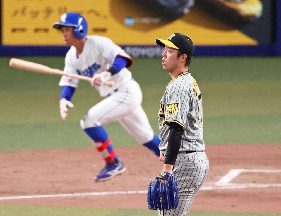 　４回、田中に二塁打を打たれる青柳（撮影・立川洋一郎）