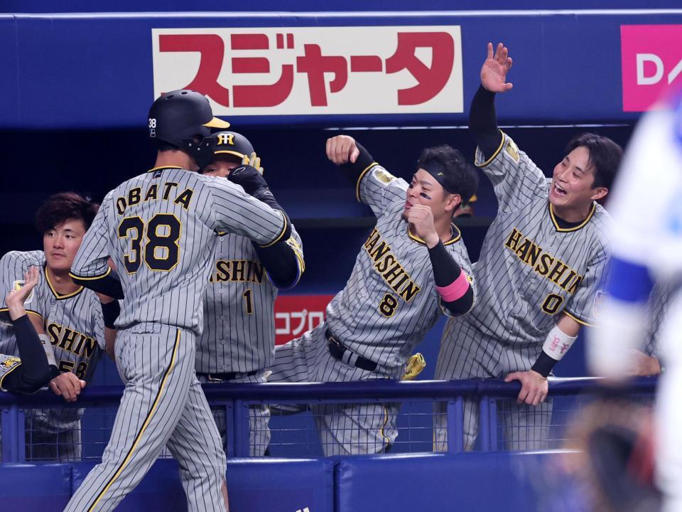 　８回、生還した小幡を迎える佐藤輝ら阪神ナイン（撮影・山口登）