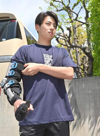 　装具を着けて取材に応じる下村（撮影・北村雅宏）