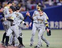 　中日に引き分け、タッチする近本（右）ら阪神ナイン（撮影・山口登）