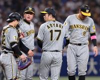 　７回、追加点を許しマウンド集まる青柳ら阪神ナイン（撮影・山口登）