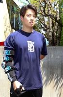 　取材に応じる下村（共同）