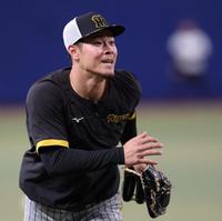 　守備練習をする佐藤輝（撮影・田中太一）