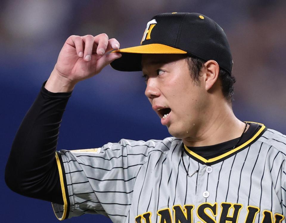 　７回、追加点を許し悔しがる青柳（撮影・田中太一）