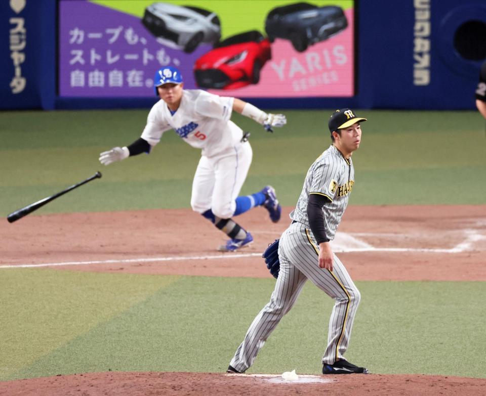 　７回、村松に適時打を打たれ追加点を許す青柳（撮影・立川洋一郎）