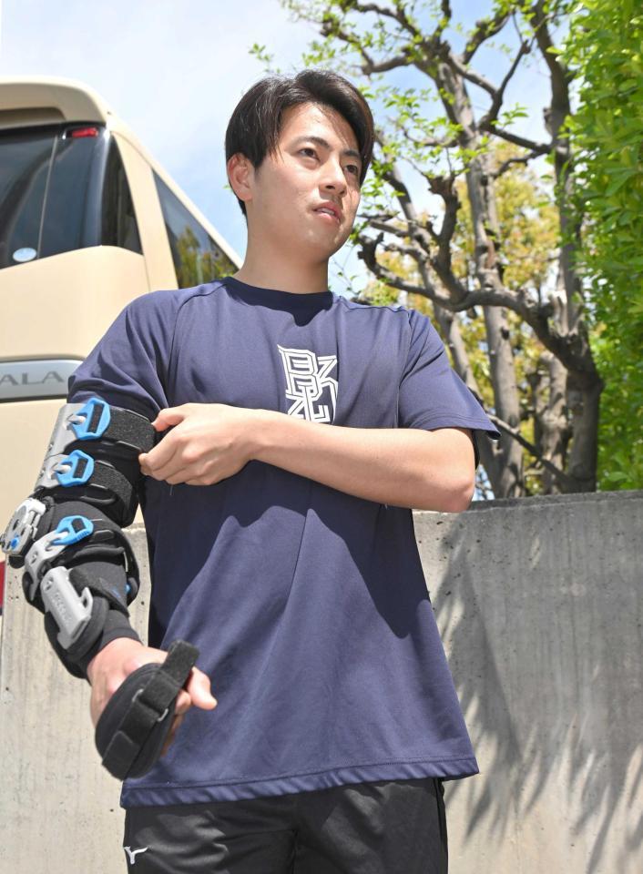 　装具を着けて取材に応じる下村（撮影・北村雅宏）