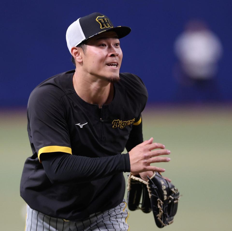 　守備練習をする佐藤輝（撮影・田中太一）