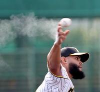 　６回から３番手で登板するベタンセス（撮影・中田匡峻）