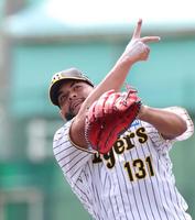 　６回、広瀬を併殺打に打ち取り、ポーズを決めるベタンセス