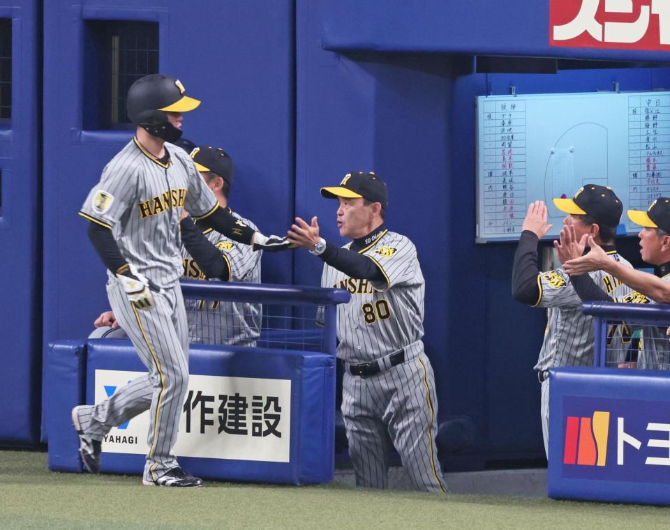 　３回、梅野の同点適時打で生還した中野（左）とタッチを交わす岡田監督（撮影・立川洋一郎）