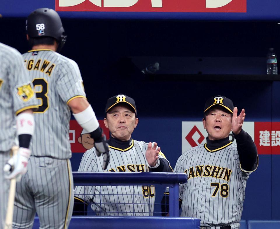 　７回、生還した前川を迎える岡田監督（中央）＝撮影・山口登