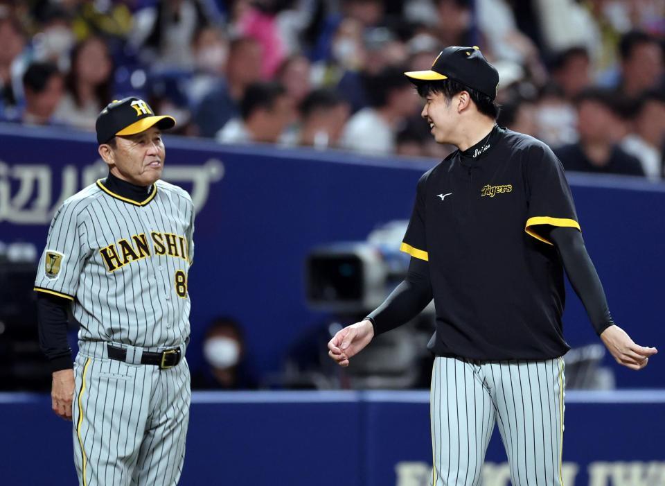 　中日に勝利し岡田監督（左）は笑顔で才木に声を掛る（撮影・山口登）