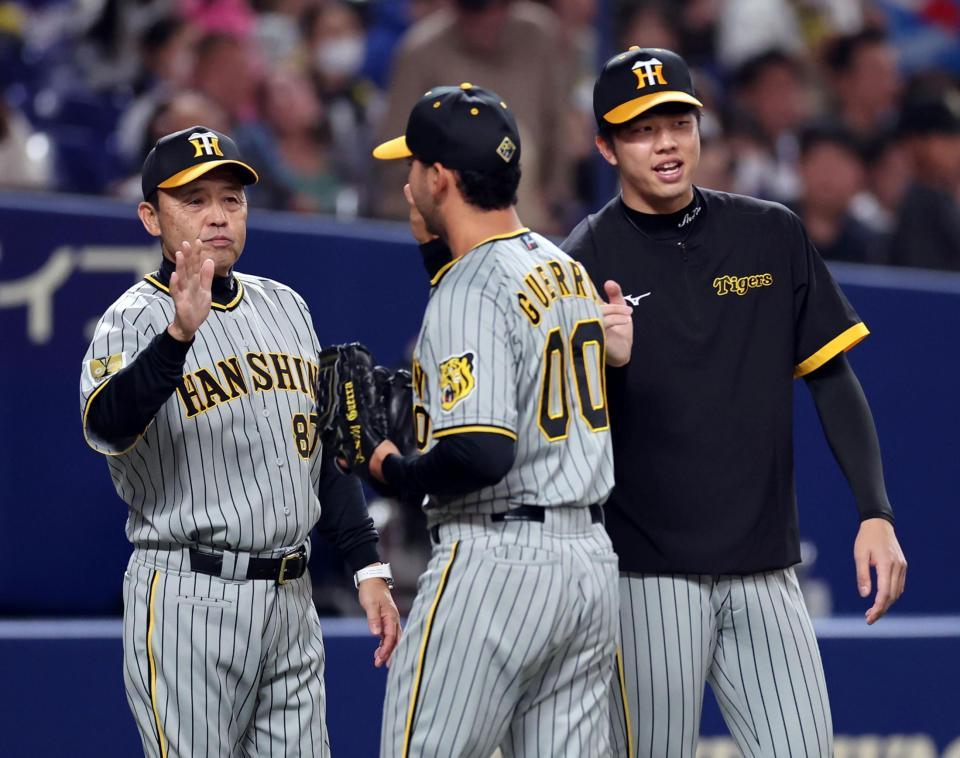 　中日に勝利しナインを迎える岡田監督（左）＝撮影・山口登