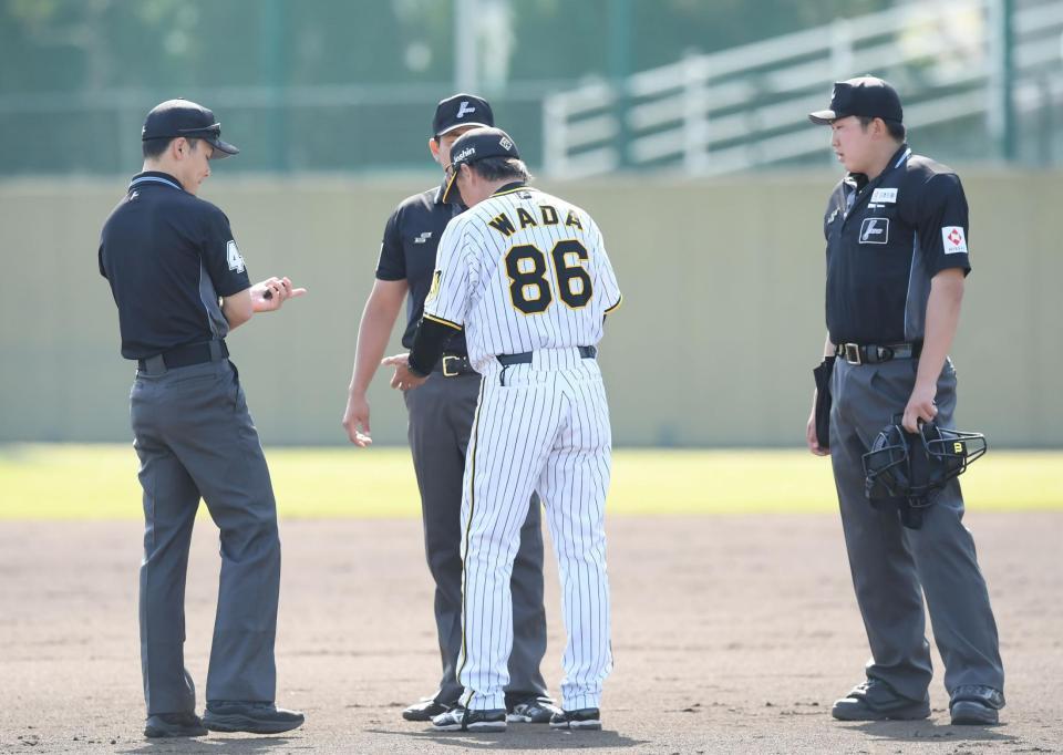 　９回、野村大の打球を処理した福島の落球判定をめぐり、審判と話す和田２軍監督（８６）＝撮影・石井剣太郎