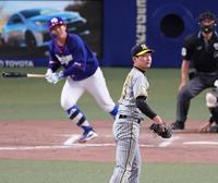 　８回、高橋周を中飛に打ち取る岩崎（撮影・立川洋一郎）