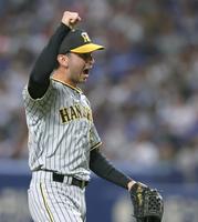 　９回、上林を三振に仕留めガッツポーズを決めるゲラ（撮影・田中太一）