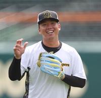 　笑顔を見せる村上（撮影・中田匡峻）