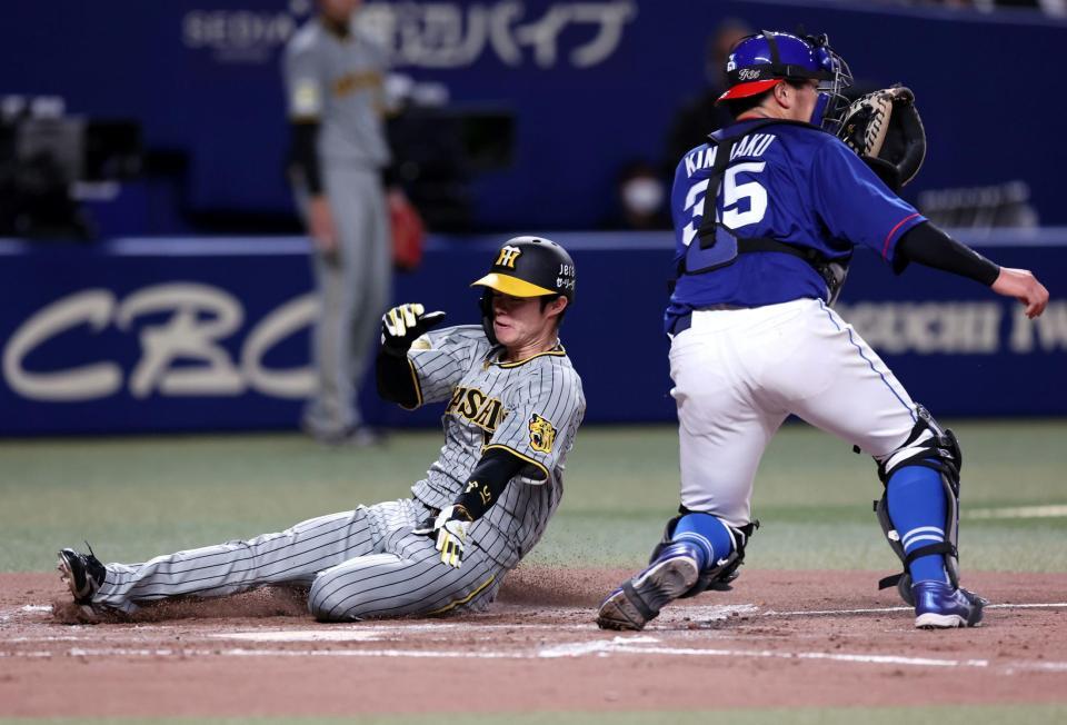 　３回、梅野の中前打で生還する中野（捕手・木下）＝撮影・山口登