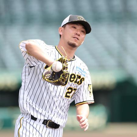 　投内連係を行う伊藤将（撮影・中田匡峻）