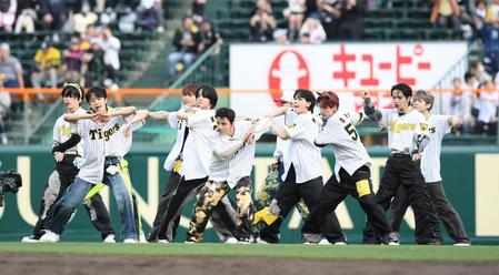 阪神　ＪＯ１が始球式　豆原が投球、川西が豪快スイングで空振り　阪神とのコラボ曲「Ｔｅｓｔ　Ｄｒｉｖｅ」を外野芝生で熱唱