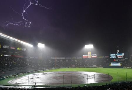 阪神・巨人戦　降雨コールド引き分け　ゲリラ豪雨と雷、中断７分で審判が試合終了を決断　雷鳴のたびに甲子園どよめく