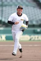 　投内連係で一塁へベースカバーに向かう村上（撮影・中田匡峻）