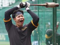 　嬉しそうにバットを振る佐藤輝（撮影・田中太一）