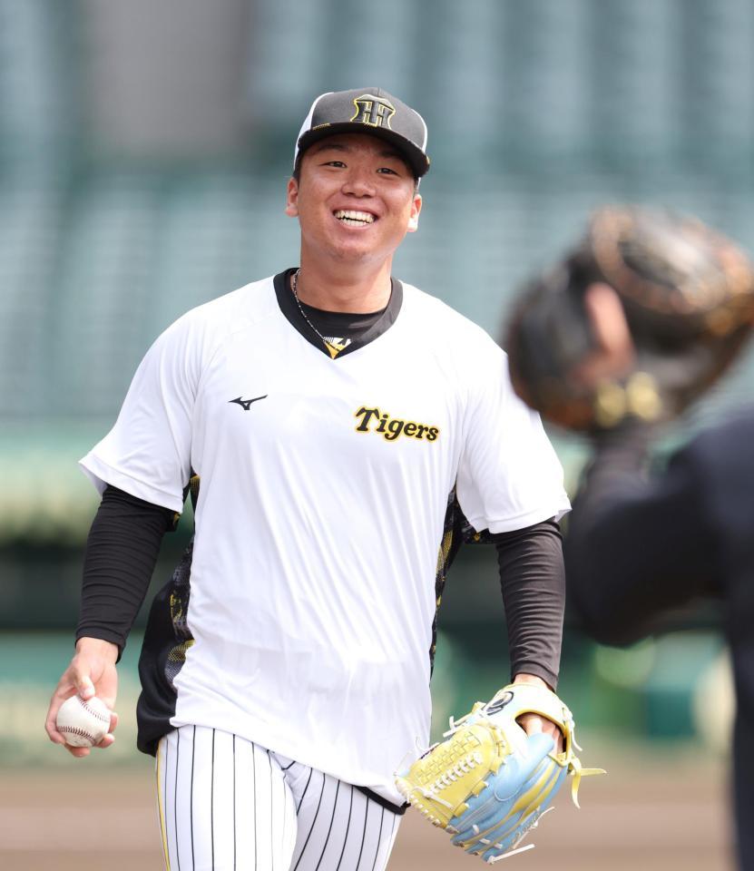 　投内連係で笑顔を見せる村上（撮影・中田匡峻）