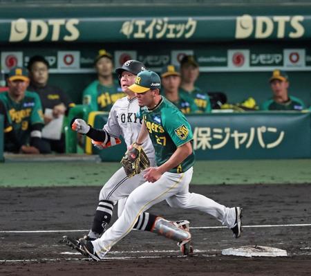 　５回、佐々木の一ゴロに反応してベースカバーに入りアウトにする伊藤将（撮影・立川洋一郎）