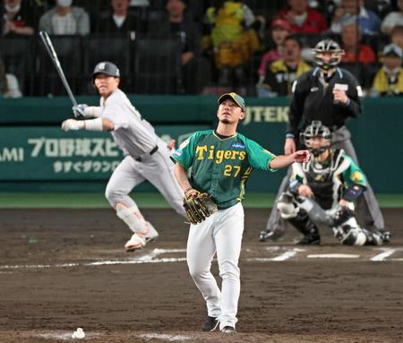 　６回、代打・大城卓を中飛に打ち取る伊藤将（撮影・立川洋一郎）