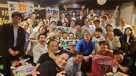 　お店に集まった虎党達と記念撮影に応じたクレイグ・ブラゼル氏（中央右）＝東京・ＴＩＧＥＲ　ＳＴＡＤＩＵＭ