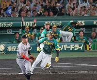 　３回、センターオーバーの先制２点適時二塁打を放って駆ける森下（撮影・立川洋一郎）