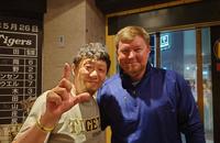 　阪神ＯＢ同士、仲良く記念撮影した、ＴＩＧＥＲ　ＳＴＡＤＩＵＭ店主の川尻哲郎氏（左）とクレイグ・ブラゼル氏＝東京・ＴＩＧＥＲ　ＳＴＡＤＩＵＭ