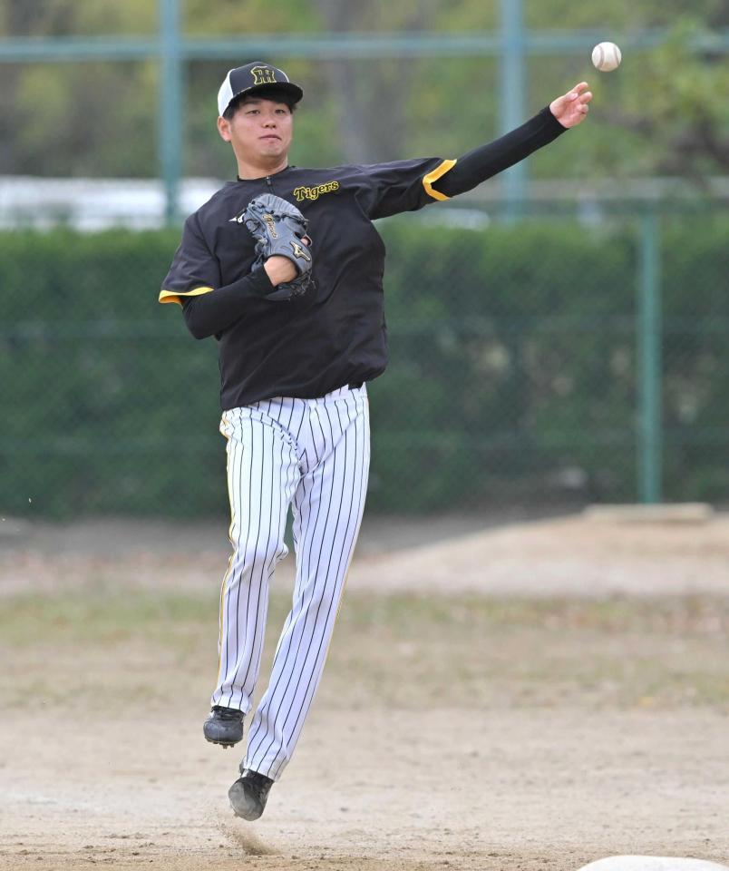 　投内連係でジャンピングスローを見せる高橋（撮影・北村雅宏）