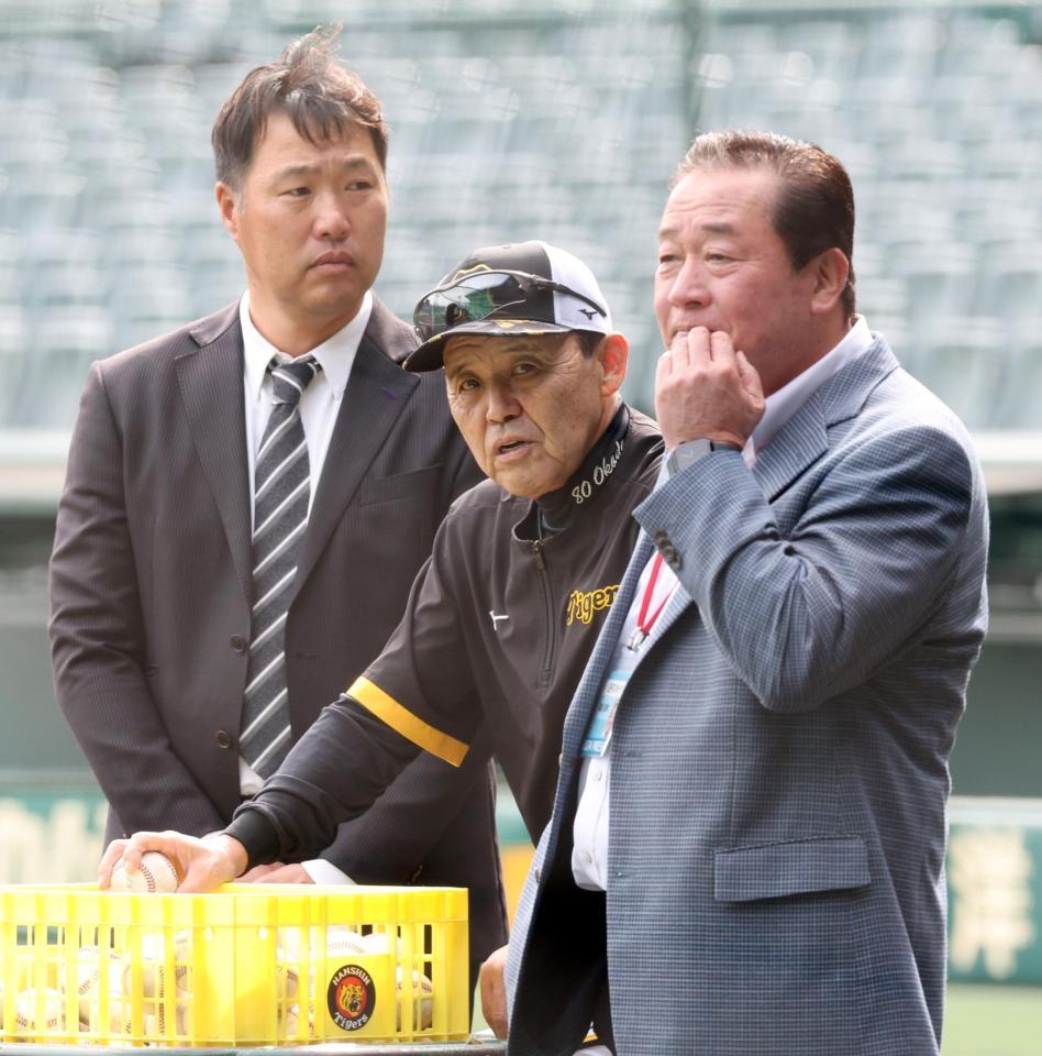 　関本賢太郎氏（左）、梨田昌孝氏（右）と話をする岡田監督（撮影・田中太一）