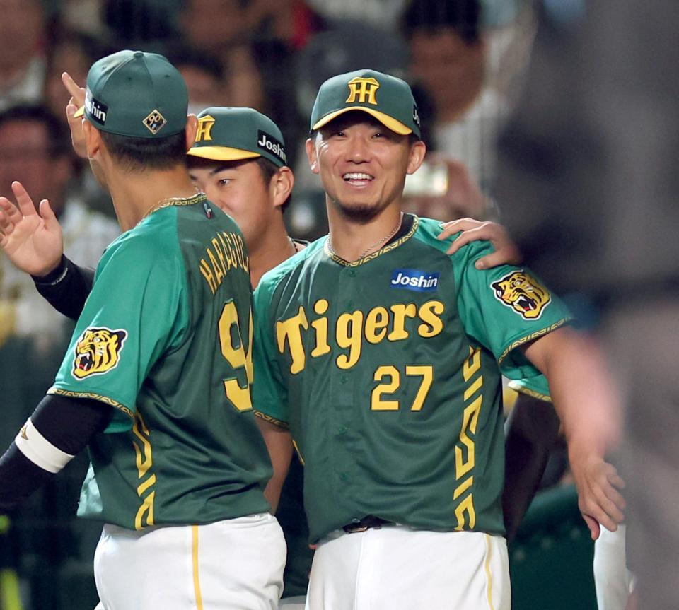 　９回、ゲラが抑え、ナインと喜び合う伊藤将（撮影・田中太一）