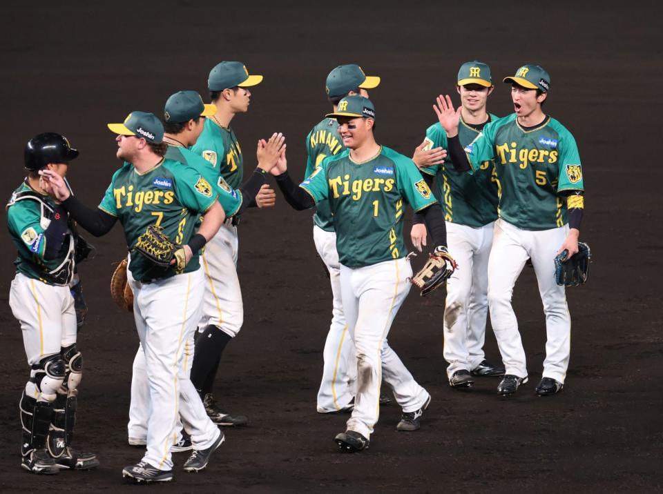 　巨人に勝利し、ナインとタッチを交わす森下（１）＝撮影・中田匡峻