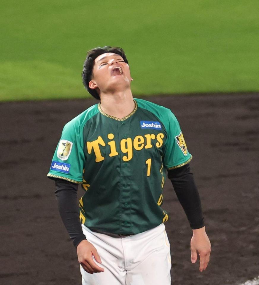 　３回、中越えに先制の２点適時二塁打を放つも、三塁でアウトになり悔しがる森下（撮影・中田匡峻）