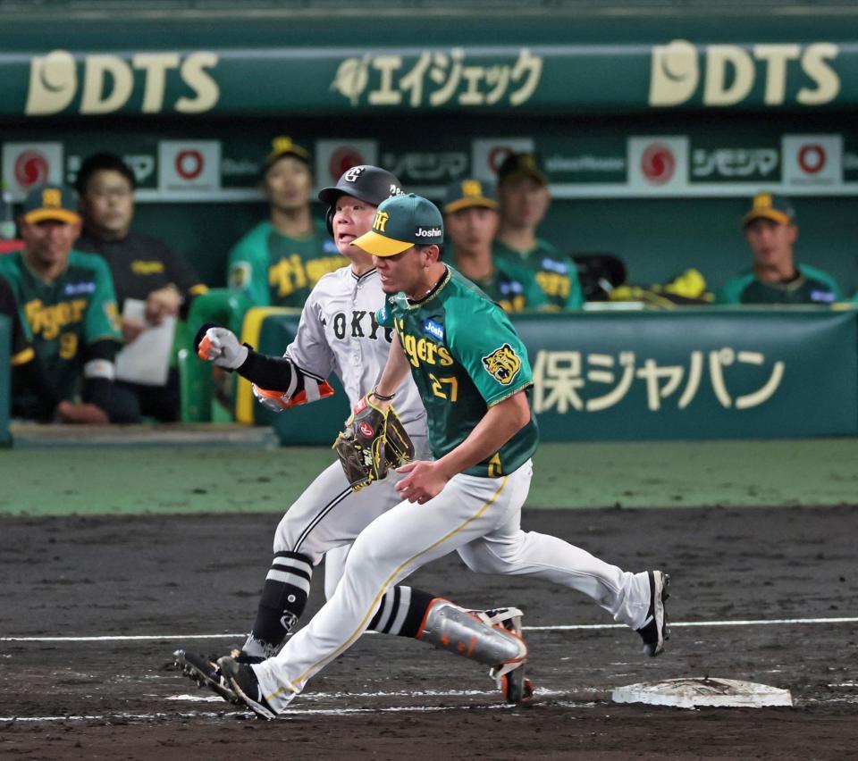 　５回、佐々木の一ゴロに反応してベースカバーに入りアウトにする伊藤将（撮影・立川洋一郎）