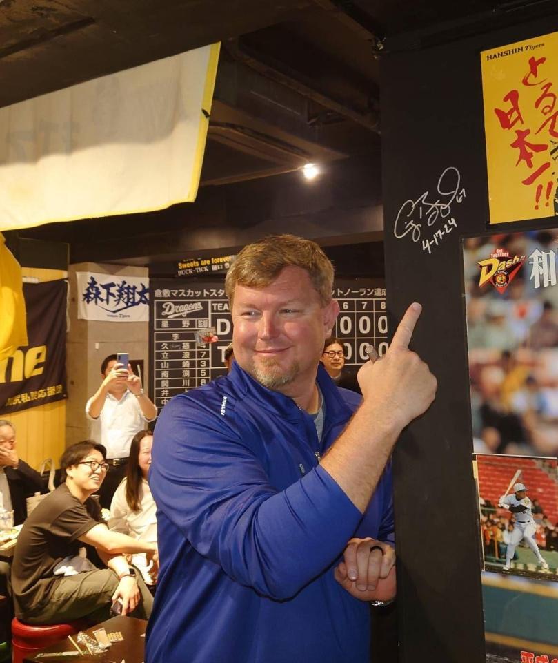 　お店にサインを残したクレイグ・ブラゼル氏＝東京・ＴＩＧＥＲ　ＳＴＡＤＩＵＭ