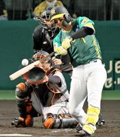 　３回、センターオーバーの先制２点適時二塁打を放つ森下