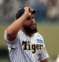 　７回、先制を許しベンチに戻るべタンセス（撮影・山口登）